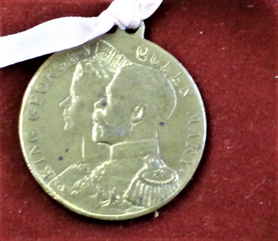 George V 1911 Coronation medallion, which has been struck by 'The Makers of Elect Cocoa' to - Image 3 of 3