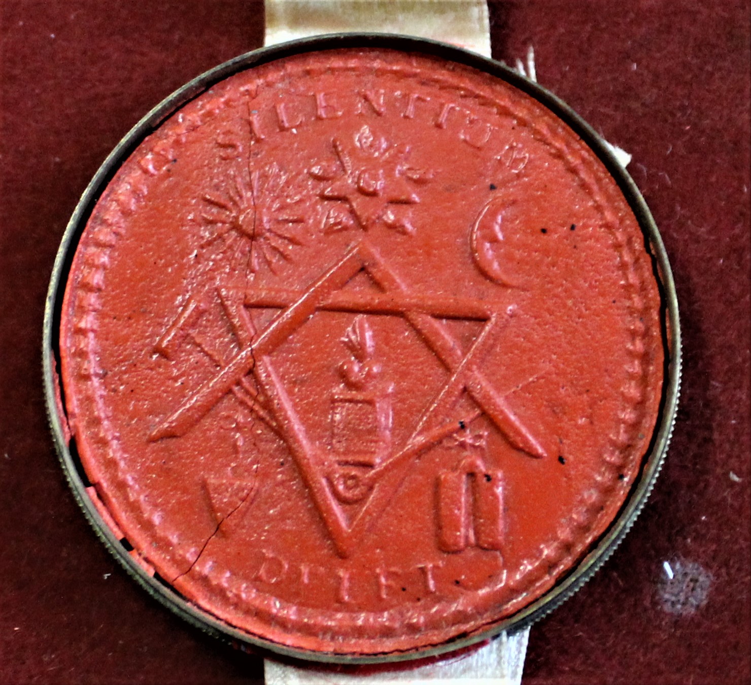 Masonic wax seal, which reads "Dei et Silentium", in brass case and white ribbon - Image 2 of 2