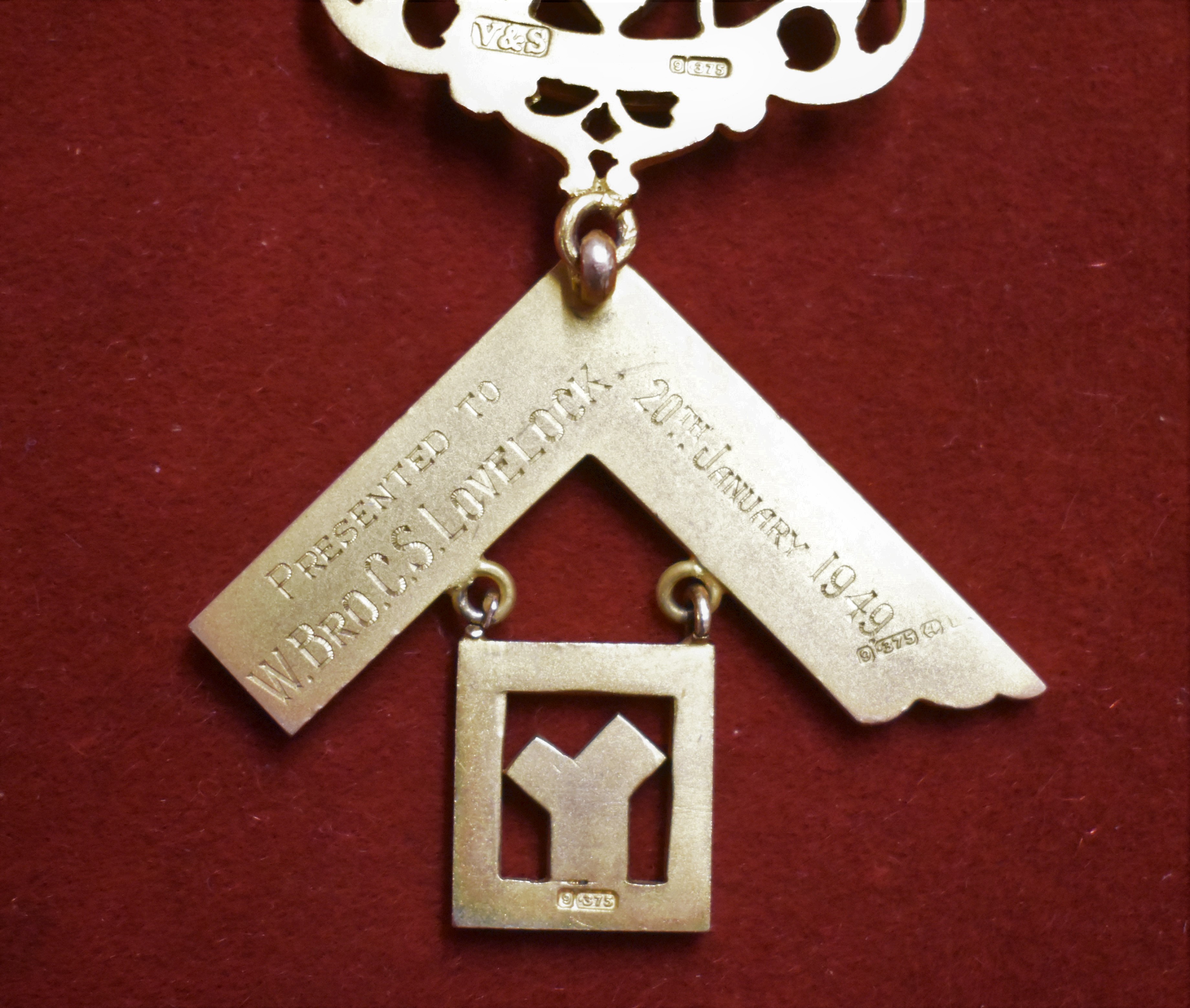 Masonic Past Masters Jewel for a member of the Gunnersbury Lodge No. 3268 in 9ct gold and enamel, - Image 2 of 3