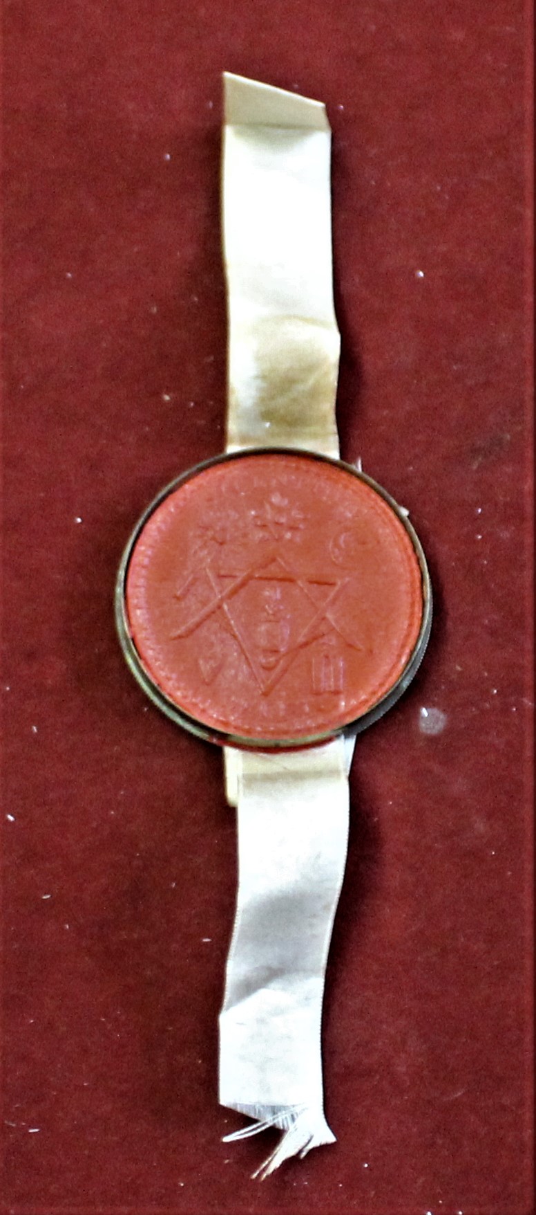 Masonic wax seal, which reads "Dei et Silentium", in brass case and white ribbon