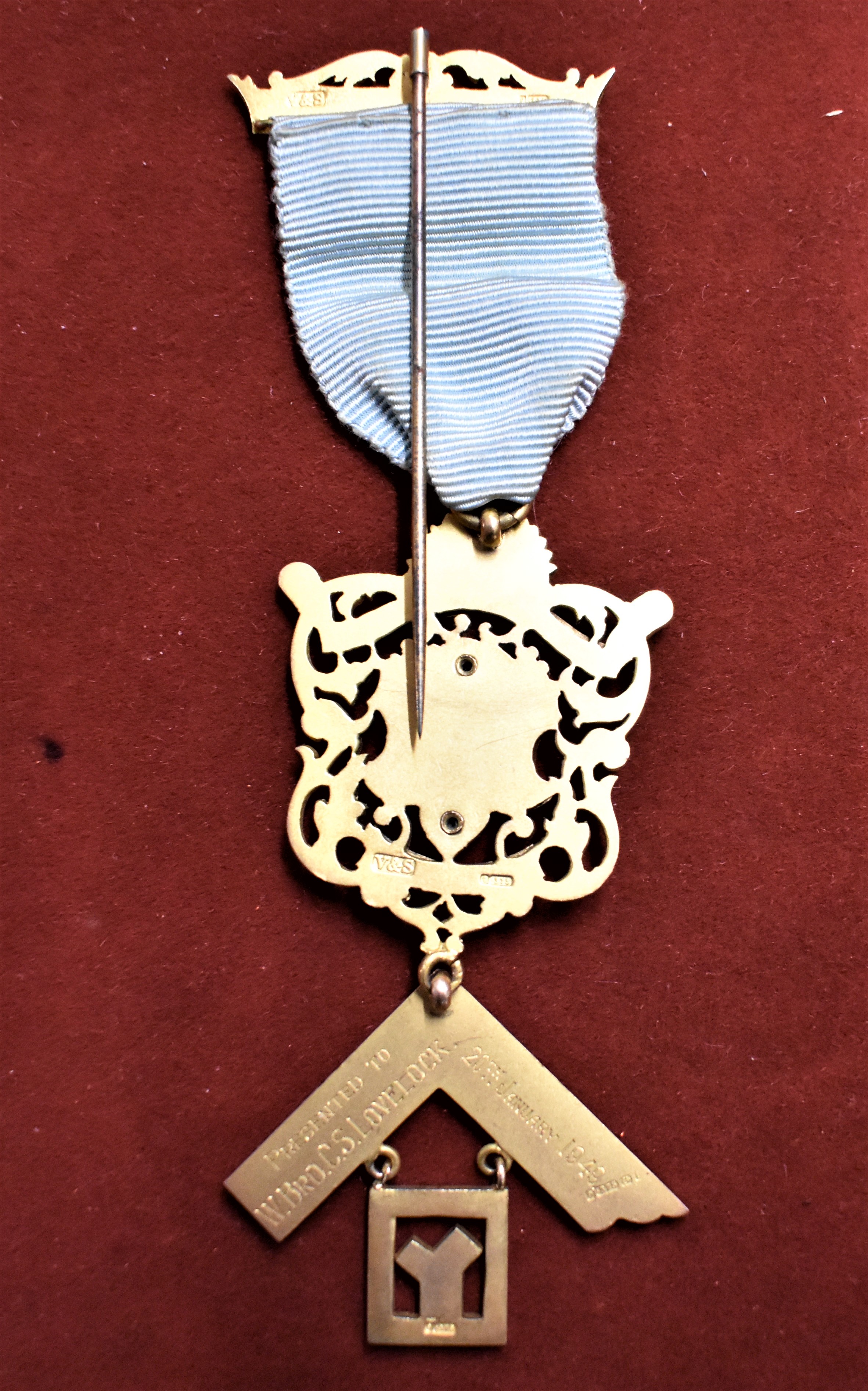 Masonic Past Masters Jewel for a member of the Gunnersbury Lodge No. 3268 in 9ct gold and enamel, - Image 3 of 3