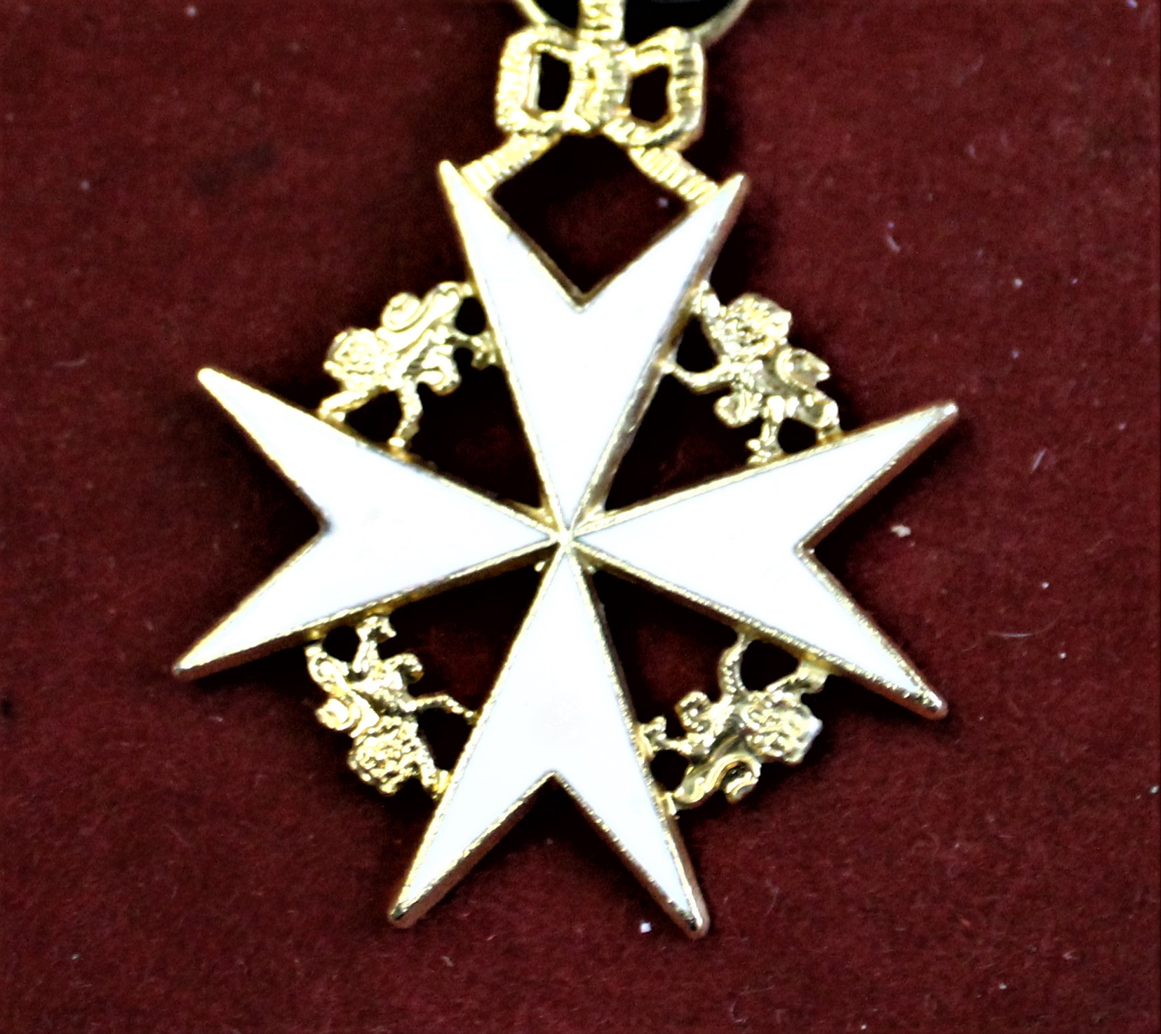 Masonic Regalia Knight Of Malta Breast Jewel in gilt and enamel - Image 3 of 3
