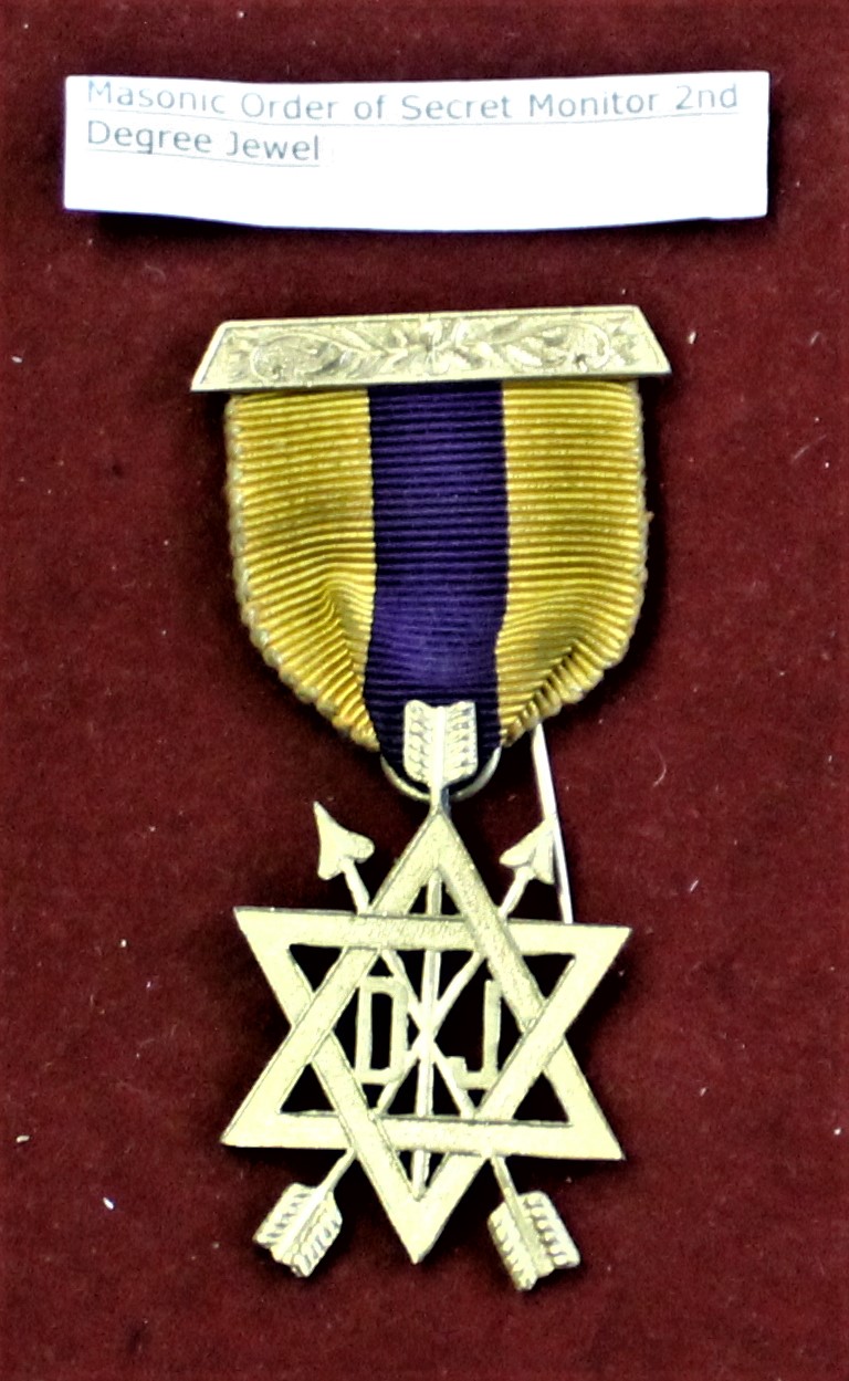 Masonic Order of Secret Monitor 2nd Degree Breast Jewel OSM, in gilt