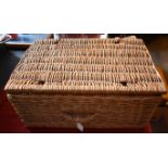 Basket-Good size hamper/picnic basket-missing rod for lid closure-measurements 53cm x 35cm height