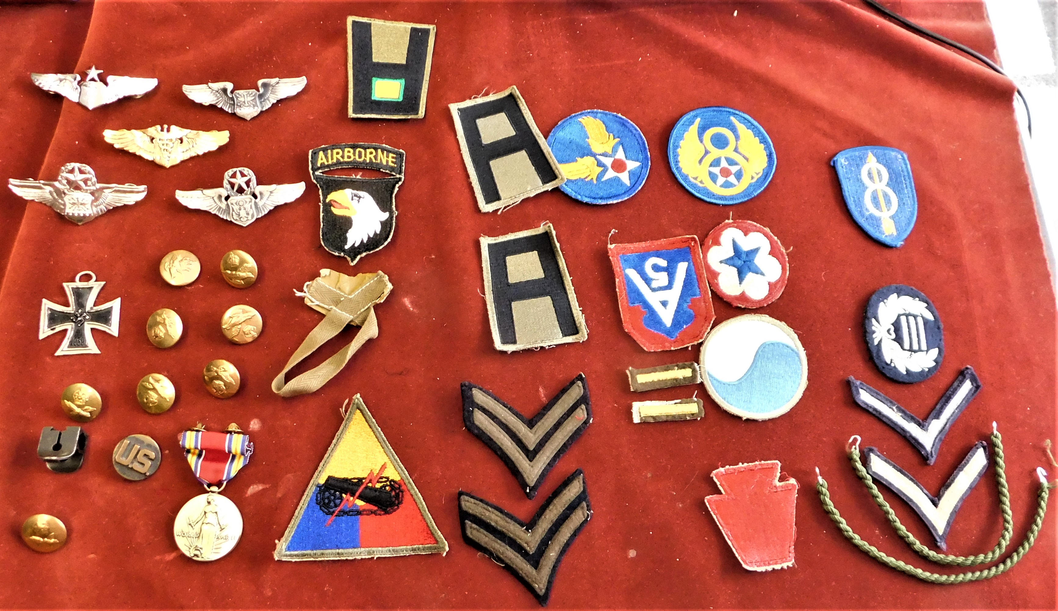 American and other Military Patches, Medals, Button mixed lot including: WWII KVH - 4th Armoured