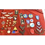 American and other Military Patches, Medals, Button mixed lot including: WWII KVH - 4th Armoured