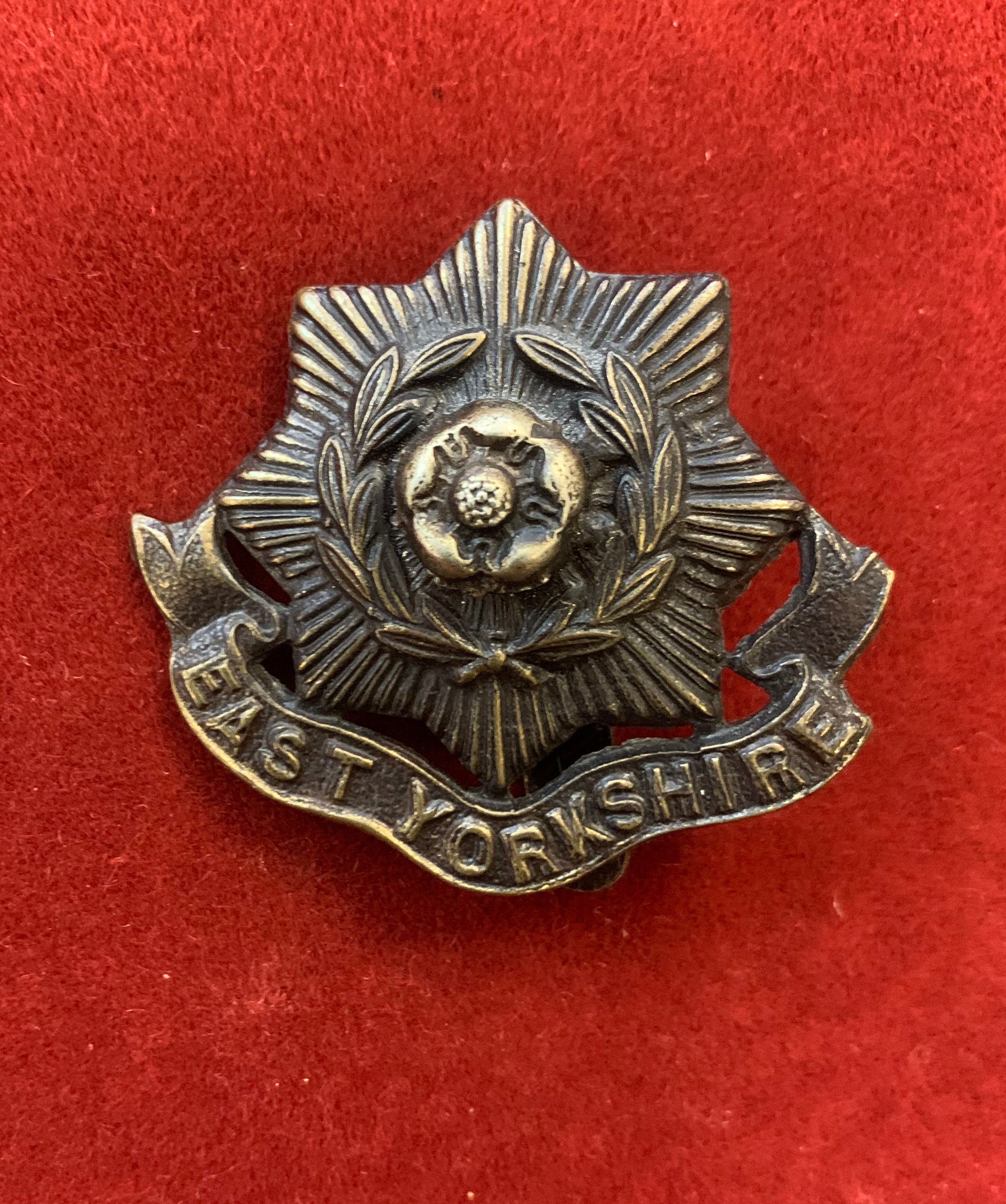 British WWII East Yorkshire Regiment cap badge, bi-metal, slider