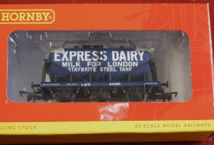 Hornby R6404A 6 Wheel Milk Tank Express Dairy '44190'. Mint in box.