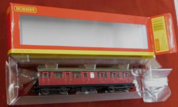 Hornby R4521A BR Gresley Suburban Lavatory Composite Coach E 88046 E. Mint in box.