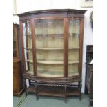 EDWARDIAN SERPENTINE FRONTED GLAZED DISPLAY CABINET, carved mahogany neo-classical design with shelf
