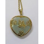 CHINESE JADE & GOLD HEART FORM PENDANT, 9ct gold framed jade pendant on 17" finelink chain