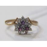 9ct YELLOW GOLD PURPLE & WHITE STONE CLUSTER RING, size O/P