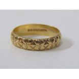 18ct YELLOW GOLD POSY STYLE WEDDING BAND, size N, approx 3.2 grams