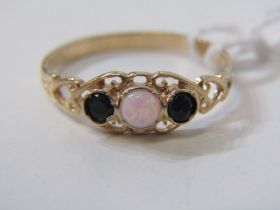 3 STONE OPAL & SAPPHIRE RING, 9ct yellow gold ring, set a central opal flanked by 2 sapphires,