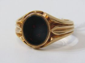 BLOOD STONE SIGNET RING, heavy 18ct yellow gold signet ring, set an oval blood stone plaque, size W,