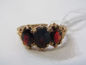 VINTAGE 3 STONE GARNET RING, 9ct yellow gold ring, set 3 graduated garnets, size M/N