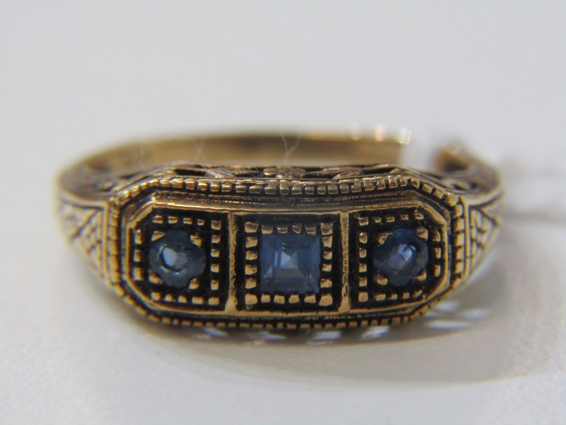 VINTAGE SAPPHIRE RING, 9ct yellow gold 3 stone sapphire ring, size O