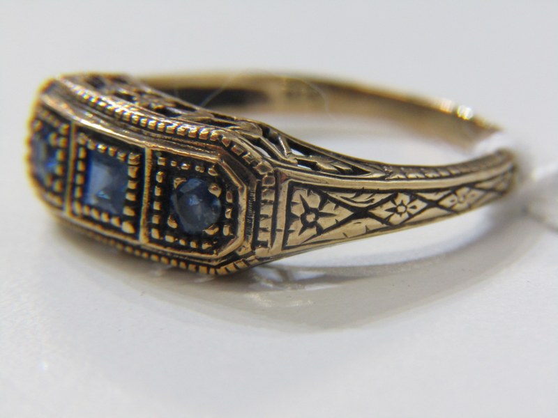 VINTAGE SAPPHIRE RING, 9ct yellow gold 3 stone sapphire ring, size O - Image 3 of 5