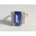 A SILVER GOLD PLATED FAUX TANZANITE DECO STYLE RING.
