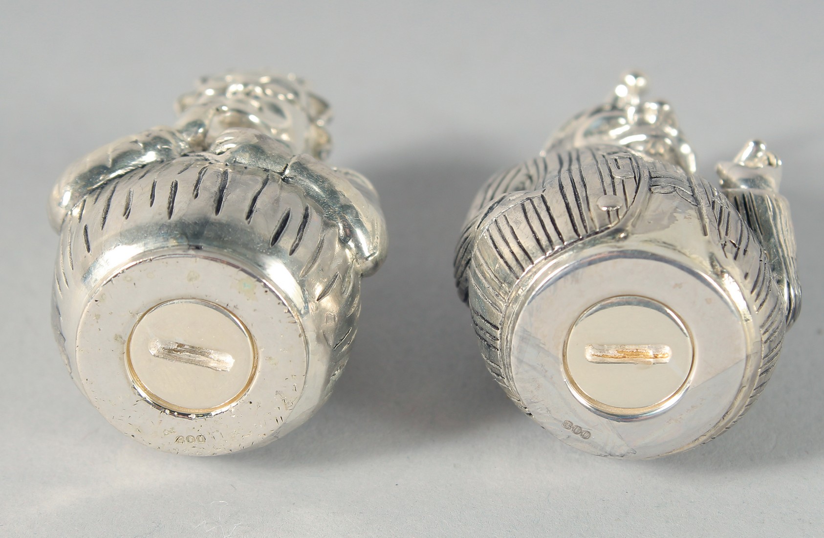 A PAIR OF SILVER PLATED PUNCH AND JUDY SALT AND PEPPERS, 5 cm. - Image 2 of 2
