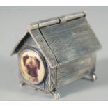 A NOVELTY SILVER DOG KENNEL VESTA, with enamel of a dog, 4.5 cm.