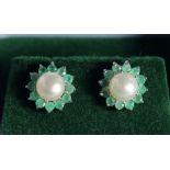 A PAIR OF SILVER PEARL AND EMERALD STUD EARRINGS.