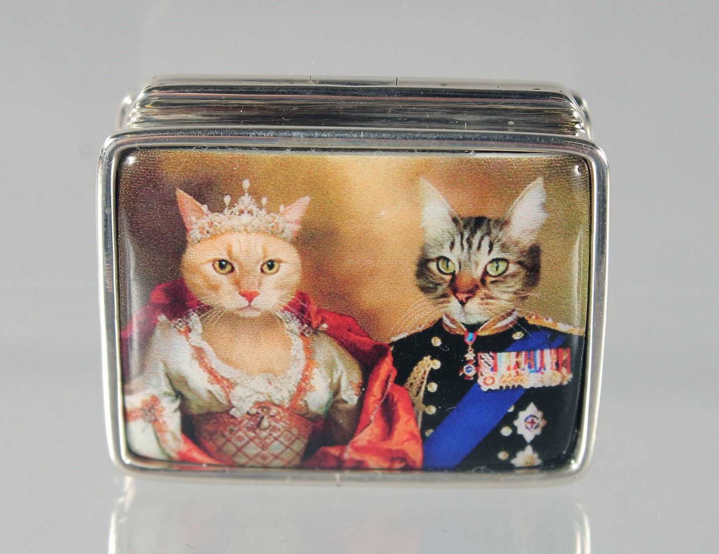 A SILVER AND ENAMEL ROYAL CATS PILL BOX, 3 cm.