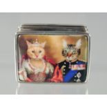 A SILVER AND ENAMEL ROYAL CATS PILL BOX, 3 cm.