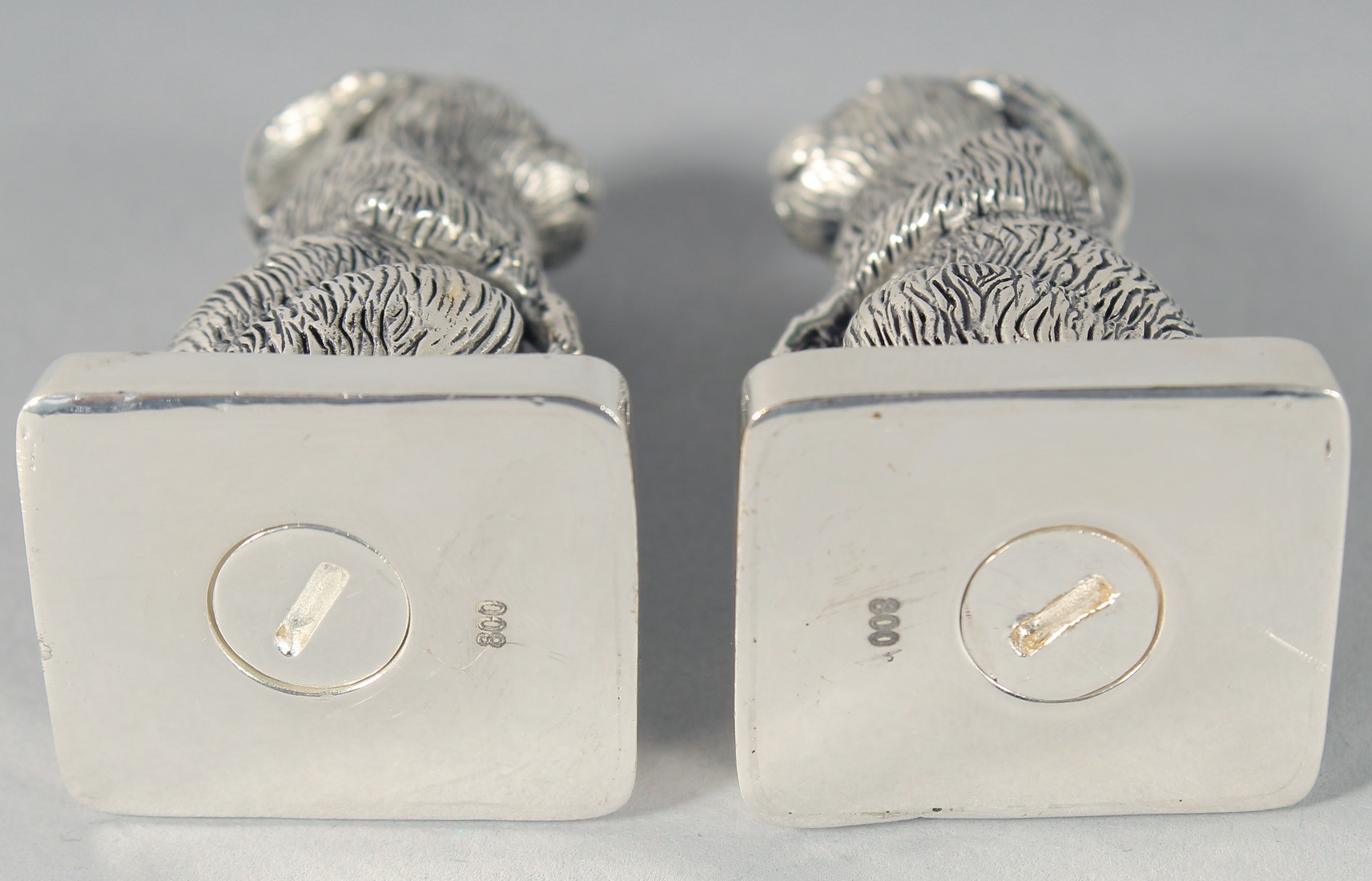 A PAIR OF SILVER PLATED RABBIT SALT AND PEPPERS, 5.5 cm. - Image 3 of 3