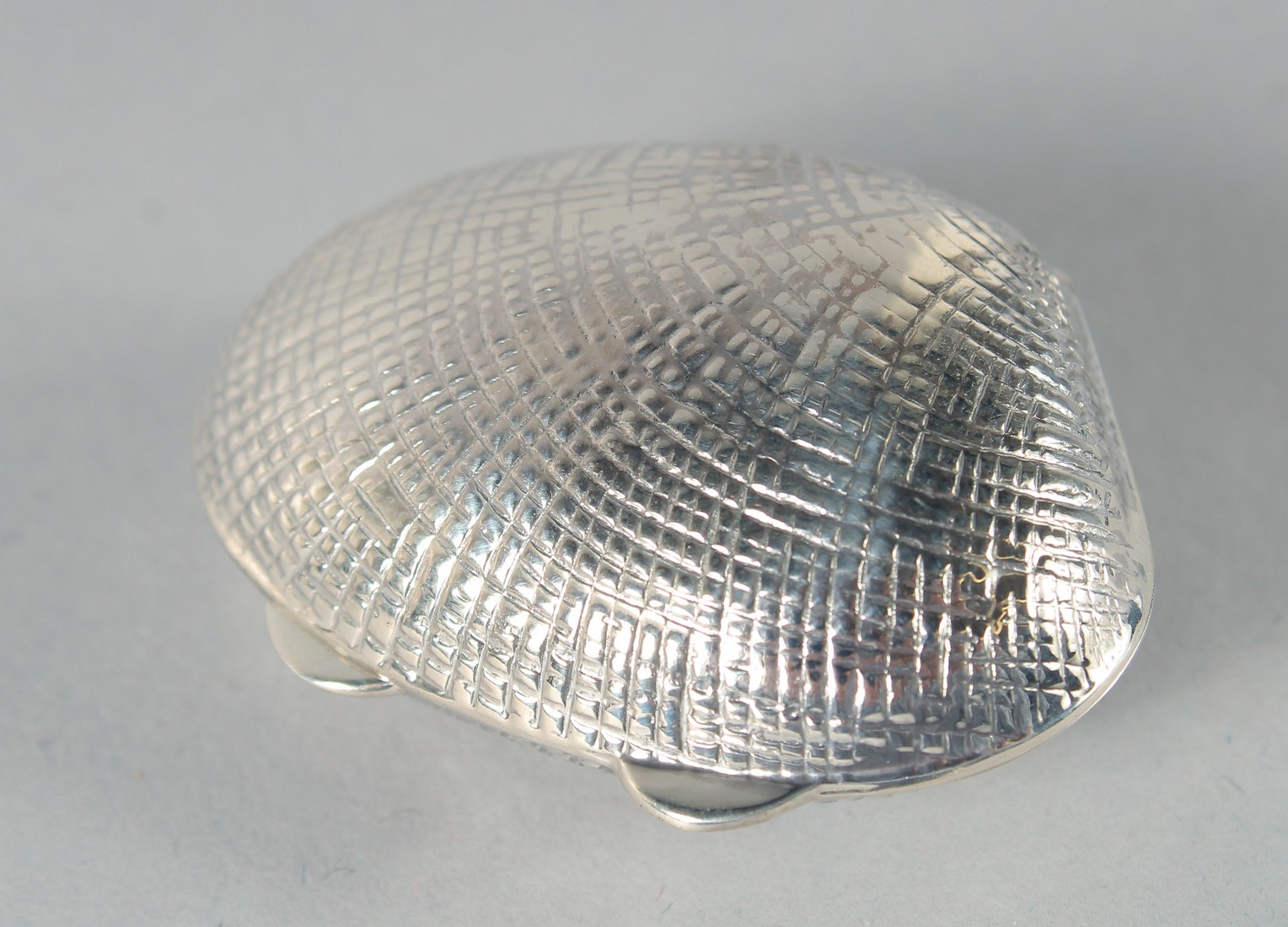 A SILVER AND ENAMEL CLAM SHELL PILL BOX, 4 cm.