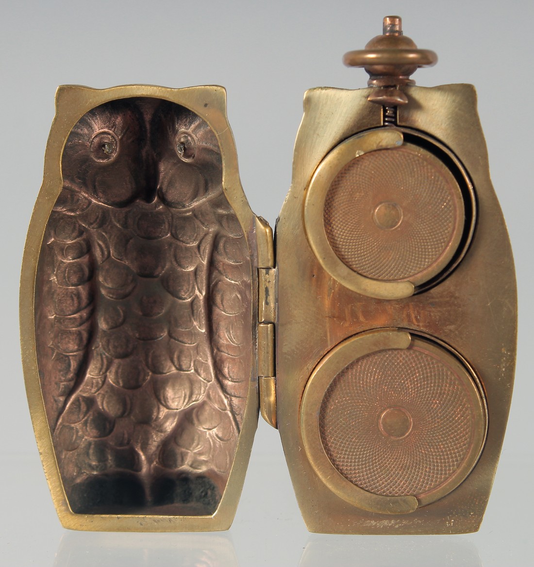 A BRASS OWL DOUBLE SOVEREIGN CASE, 6 cm. - Image 2 of 3