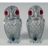 A PAIR OF SILVER PLATED OWL SALT AND PEPPERS, 6.5 cm.