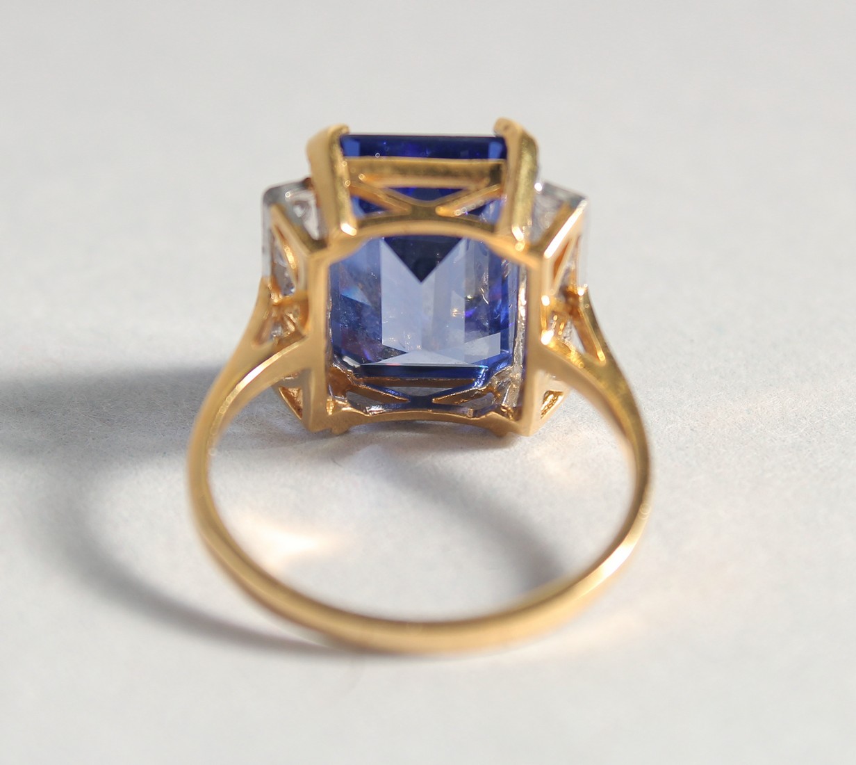 A SILVER GOLD-PLATED FAUX TANZANITE DECO STYLE RING. - Image 2 of 2
