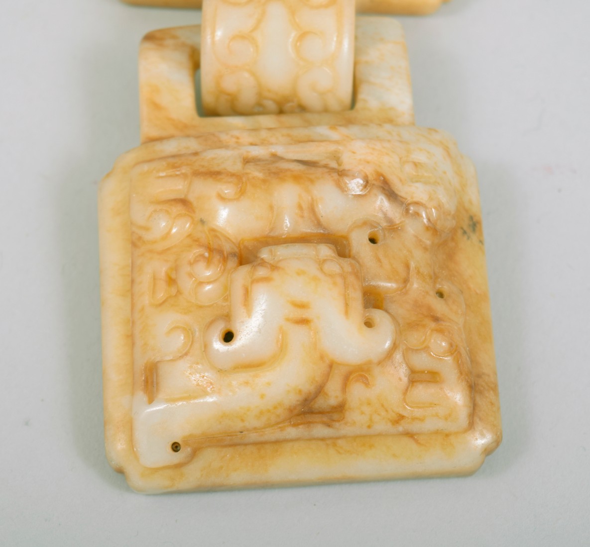 A CHINESE CARVED JADE BUCKLE, with two locking pieces (2). - Image 3 of 4