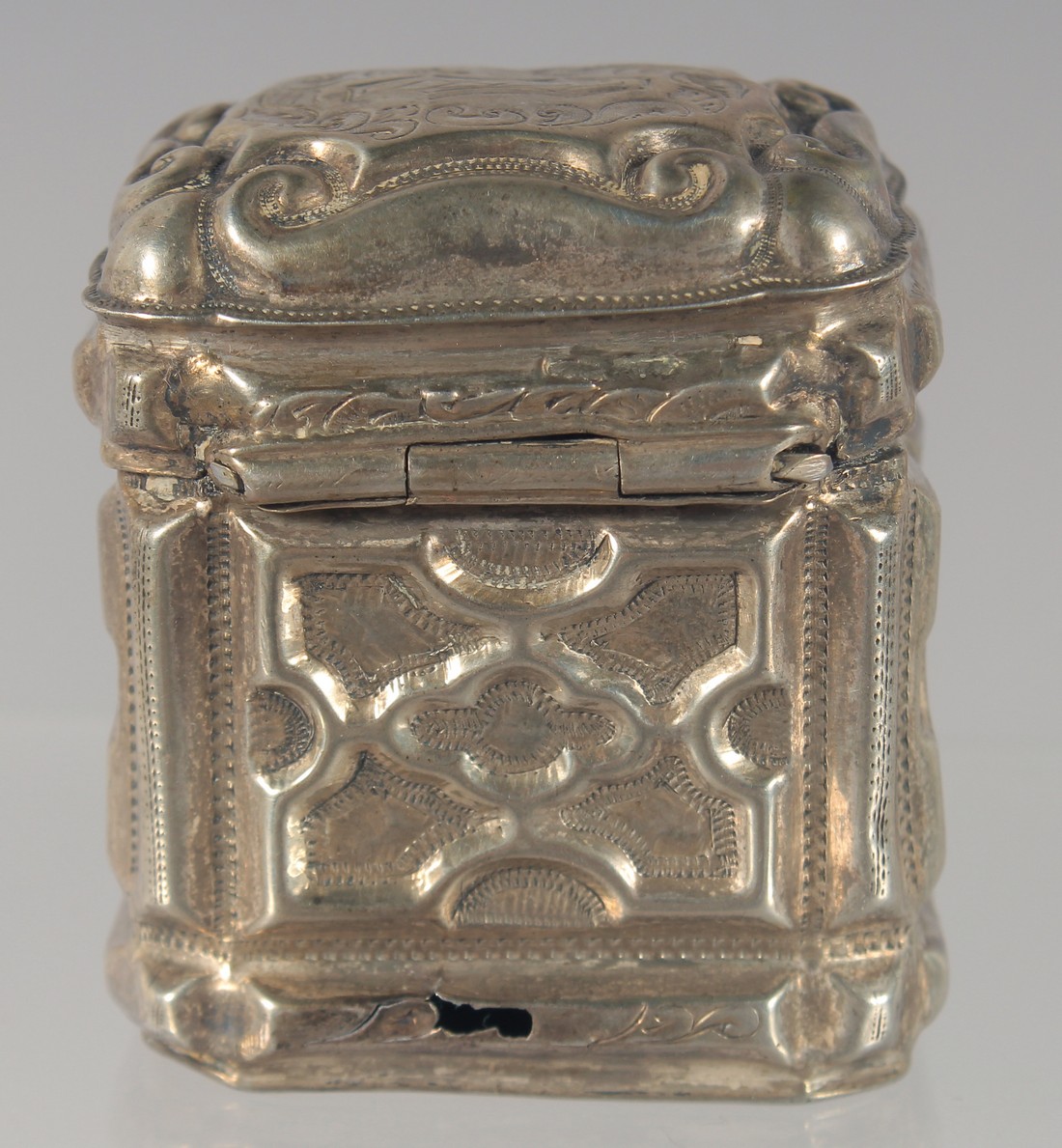 A DUTCH SILVER PILL BOX with embossed decoration. 4.5cm high - Image 2 of 4