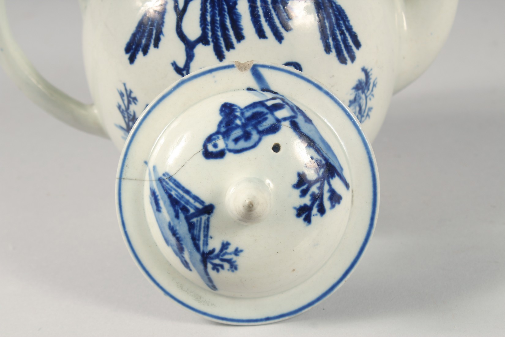 A WORCESTER BLUE AND WHITE TEA POT AND COVER. - Image 5 of 7