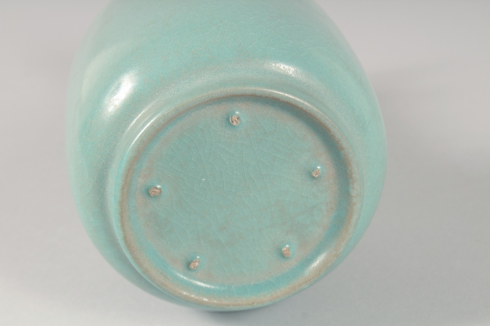 A CHINESE CELADON GLAZE VASE, with ribbed neck, 25.5cm high. - Image 5 of 5