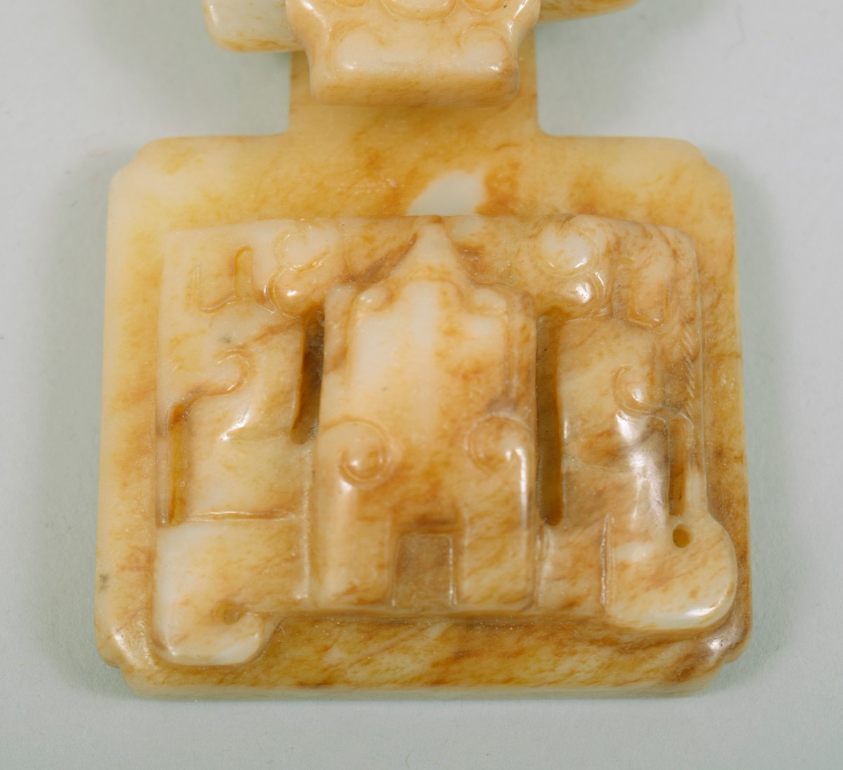 A CHINESE CARVED JADE BUCKLE, with two locking pieces (2). - Image 4 of 4