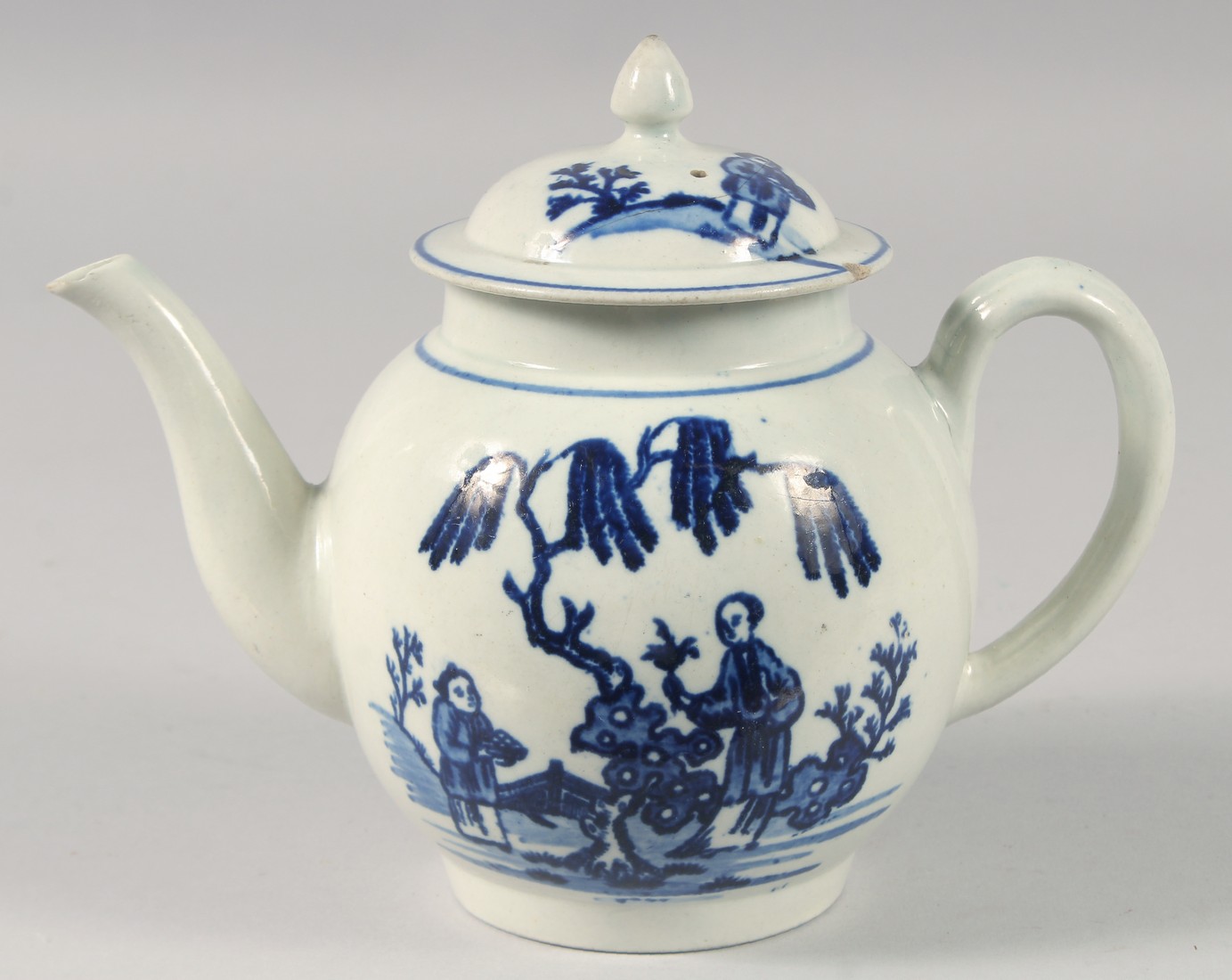 A WORCESTER BLUE AND WHITE TEA POT AND COVER.