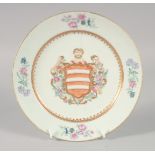 A 19TH CENTURY FAMILLE ROSE PORCELAIN ARMORIAL PLATE, 21cm diameter.