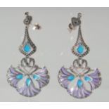 A PAIR OF SILVER PLIQUE ENAMEL DROP EARRINGS.