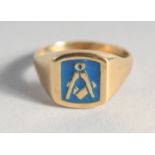 A SILVER 18ct. GOLD-PLATED MASONIC RING.