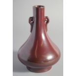 A CHINESE OX BLOOD GLAZE TWIN HANDLE VASE, six-character mark to base. 22.5cm high.