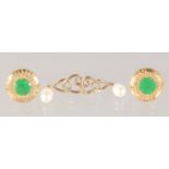 A PAIR OF 22CT GOLD JADE EARRINGS AND A PAI OF PEARL EARRINGS.