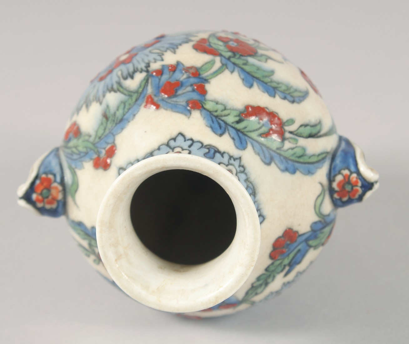 A SMALL IZNIK STYLE POTTERY VASE, 12.5cm high. - Image 5 of 6