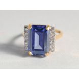 A SILVER GOLD-PLATED FAUX TANZANITE DECO STYLE RING.