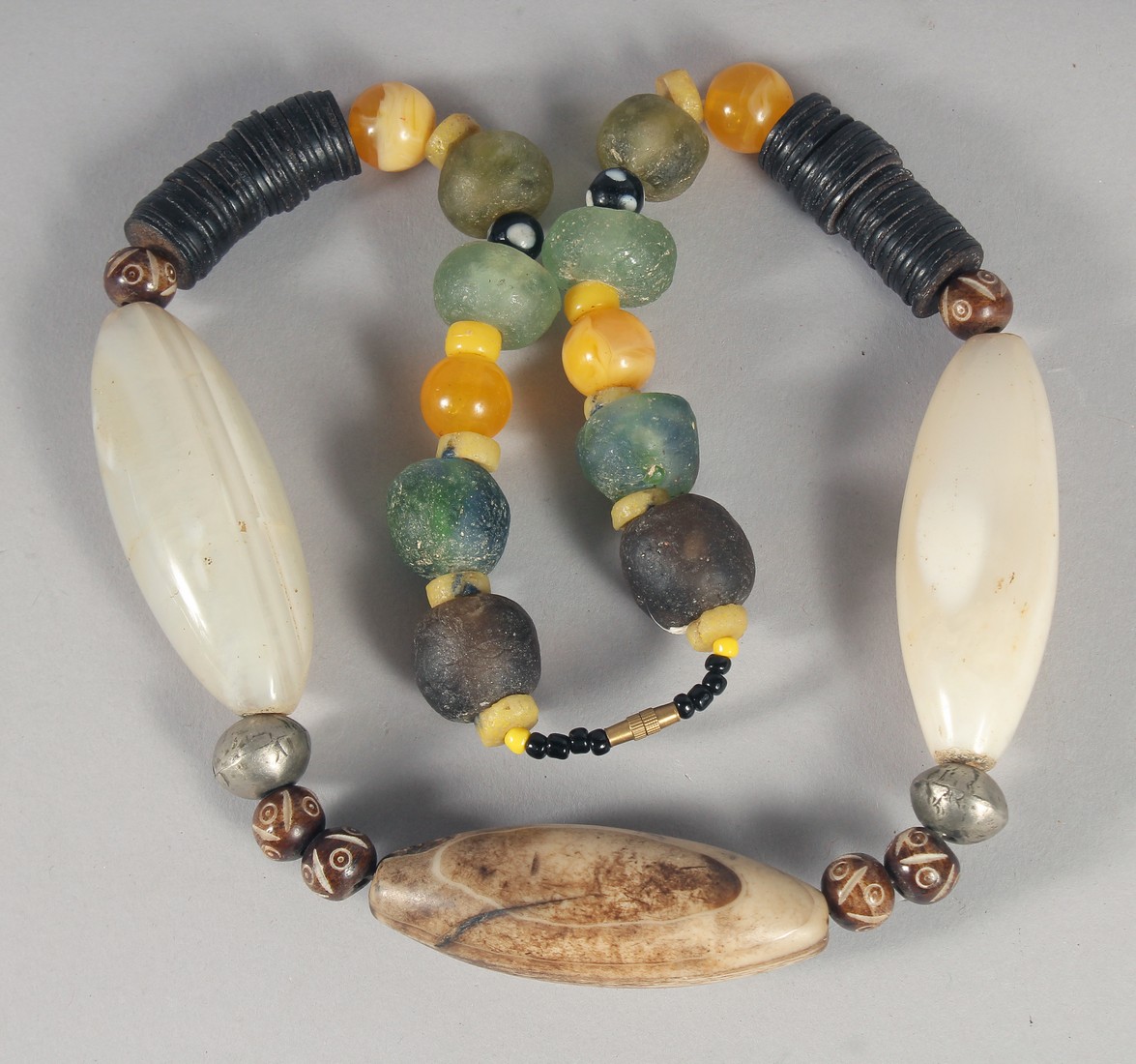 AN ETHNIC CHUNKY BEAD NECKLACE.