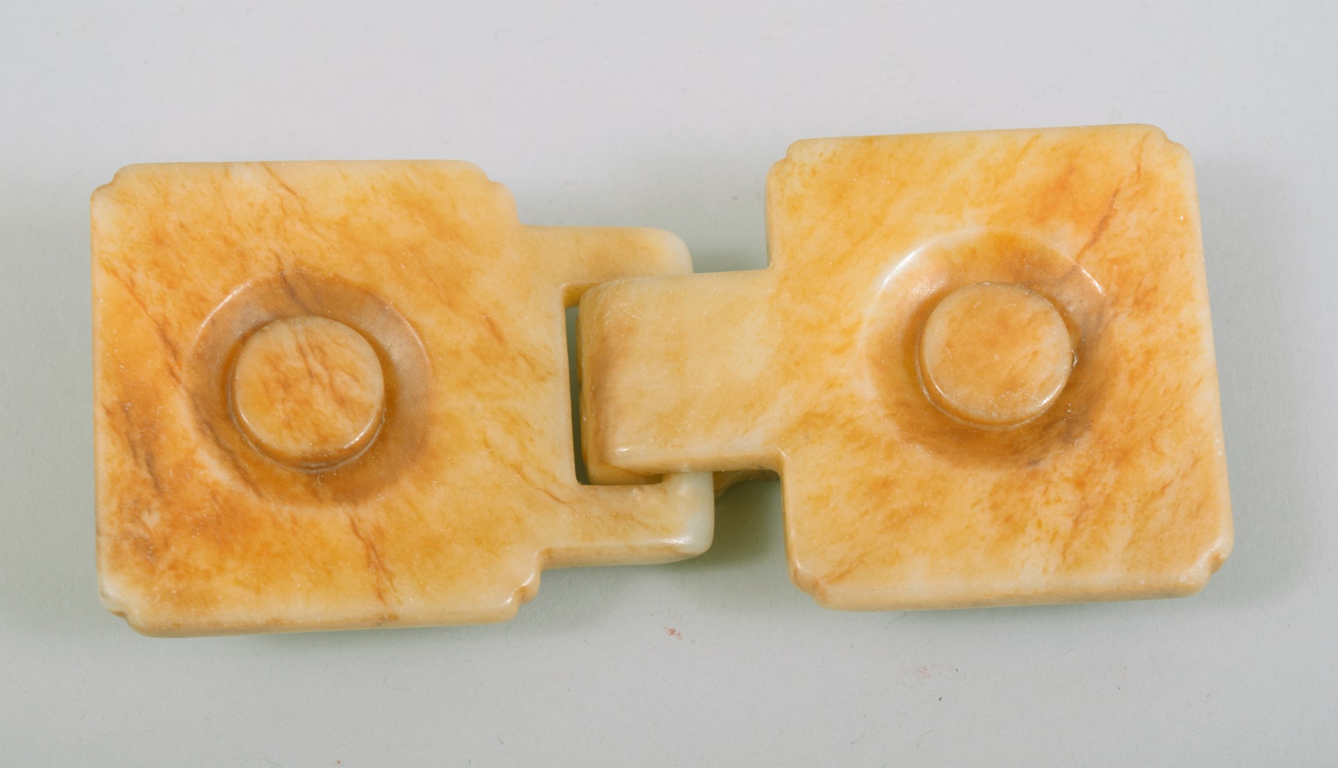 A CHINESE CARVED JADE BUCKLE, with two locking pieces (2). - Image 2 of 4