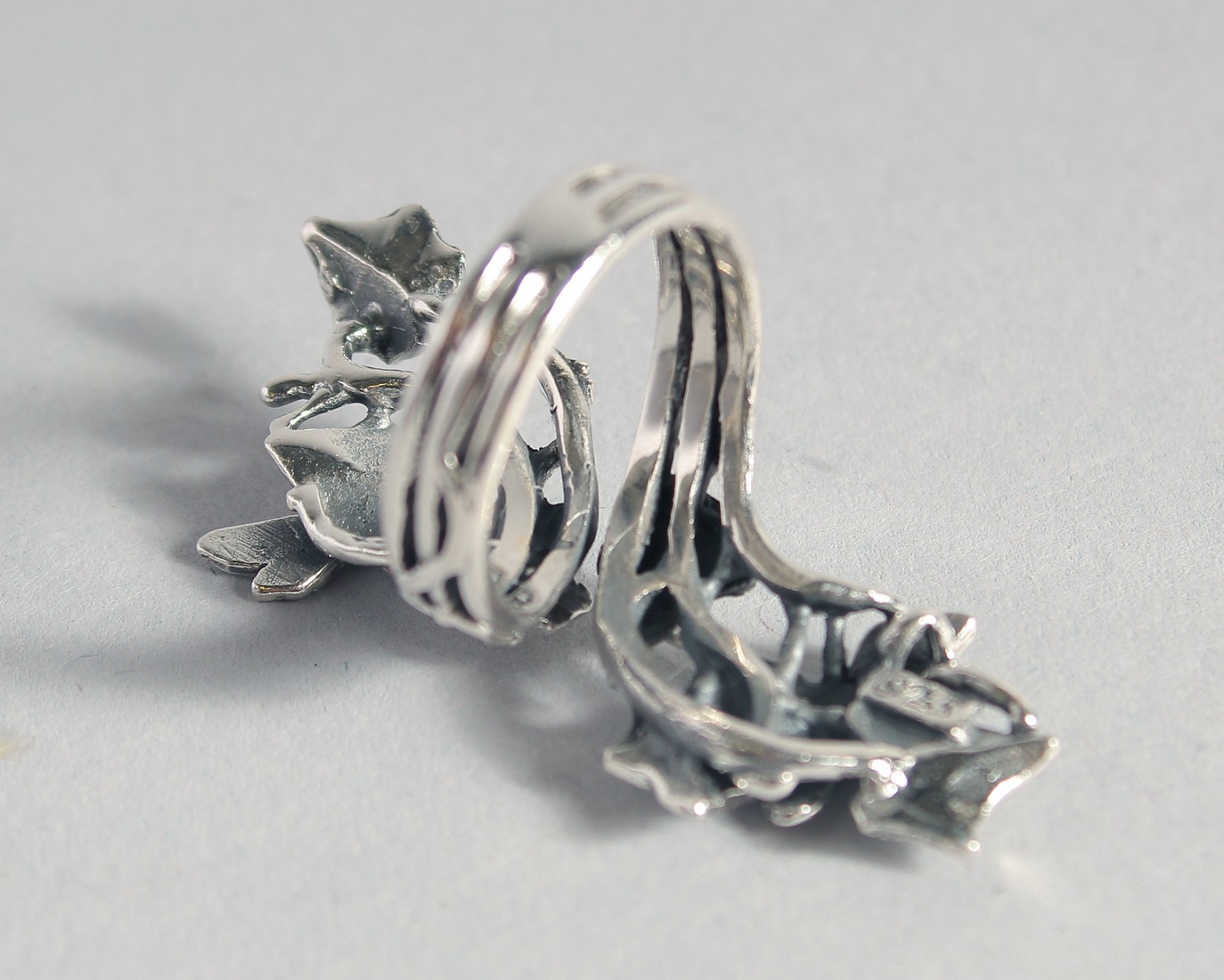 A SILVER AND NATURALISTIC DRAGONFLY RING. - Image 2 of 2