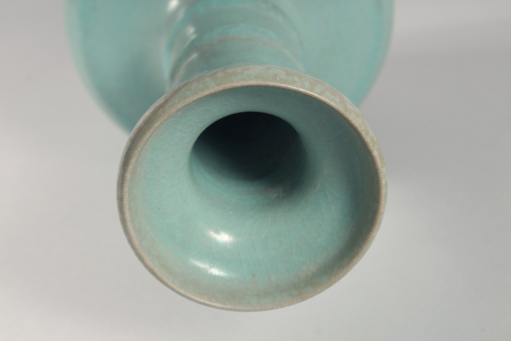 A CHINESE CELADON GLAZE VASE, with ribbed neck, 25.5cm high. - Image 4 of 5